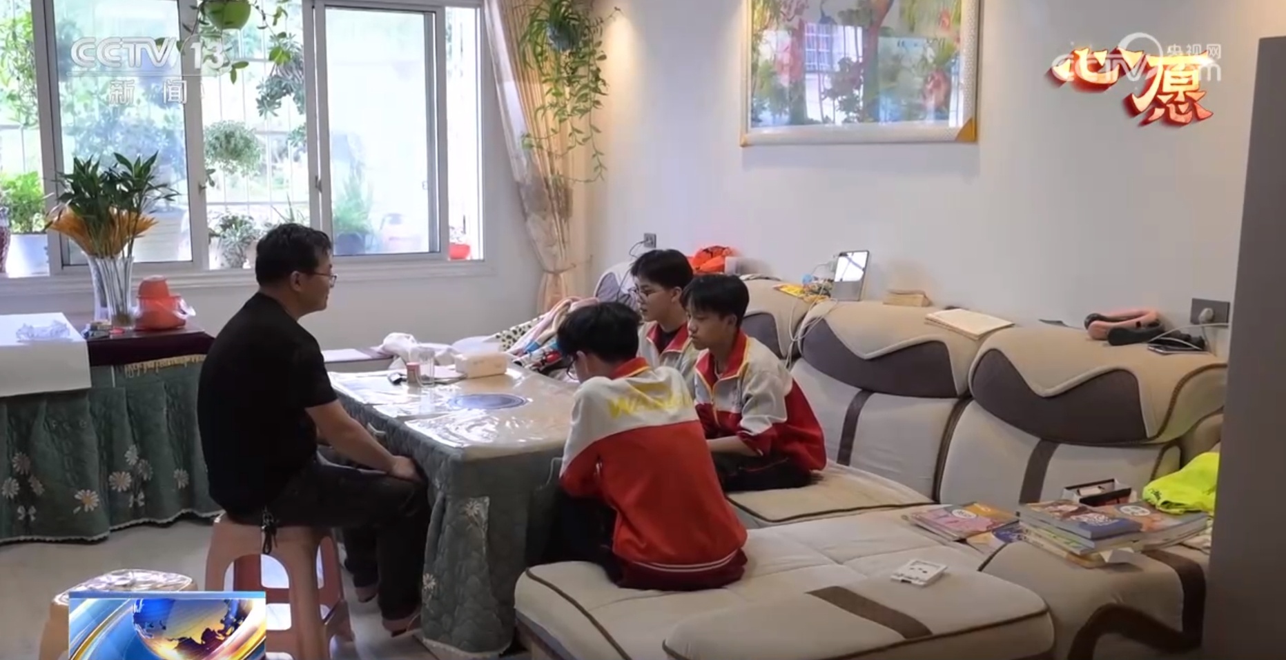 “我背你上学你为我讲题” “铁三角”的友谊具象化了 “我背你上学你为我讲题” “铁三角”的友谊具象化了