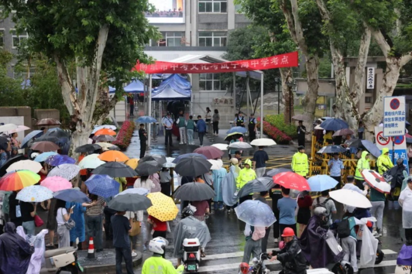 南京中考首日:6.94万考生冒雨逐梦,全城温暖护航 南京中考首日:6.94万考生冒雨逐梦,全城温暖护航