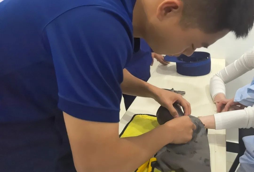 女生伸出“圆手”后，消防员也伸出援手