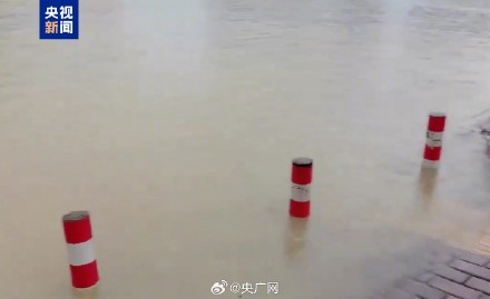 广西百色出现暴雨造成内涝 广西百色出现暴雨造成内涝