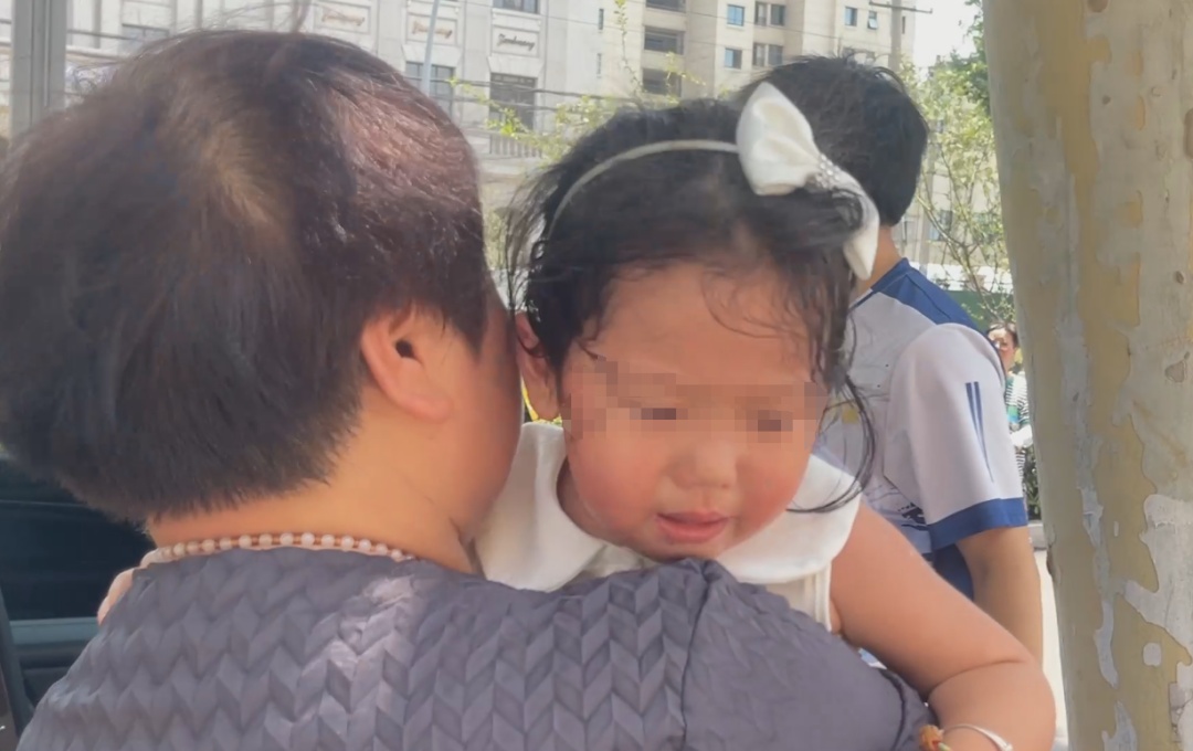 34℃高温下,两岁幼童被锁车内…… 34℃高温下,两岁幼童被锁车内……