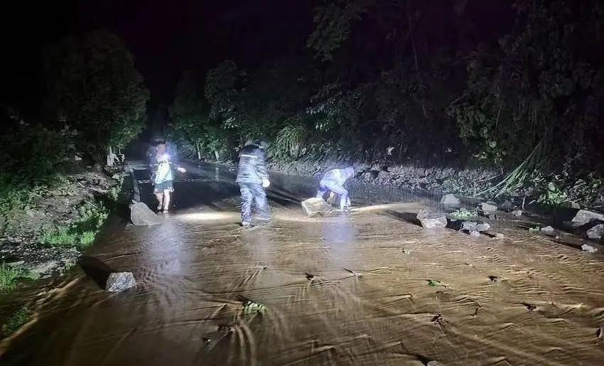 凌晨3时，他回望了眼桥面：“幸亏撤得早……”