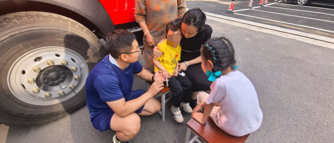 女童卡手尖叫，北京消防员淡定破拆施救