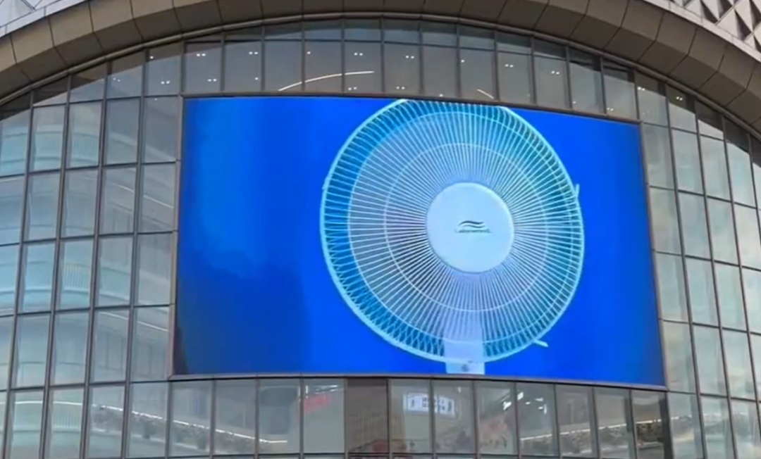 多地户外大屏上线电子版巨型风扇，被戏称为“望扇止暑” ，商场回应：给顾客心理暗示