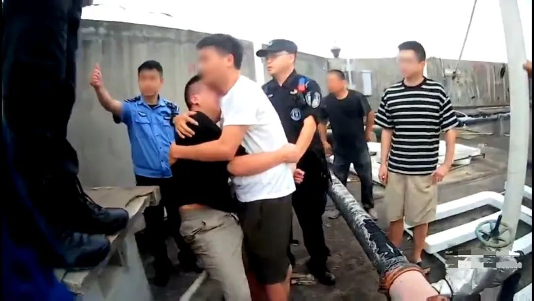 “你听我的!”生死瞬间,长沙特警将男子紧紧拽住…… “你听我的!”生死瞬间,长沙特警将男子紧紧拽住……