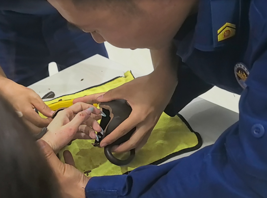 女生伸出“圆手”后，消防员也伸出援手