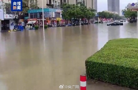 广西百色出现暴雨造成内涝 广西百色出现暴雨造成内涝