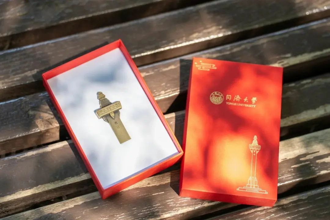 高校毕业礼物火出圈!网友:不建议这样,因为我没有…… 高校毕业礼物火出圈!网友:不建议这样,因为我没有……