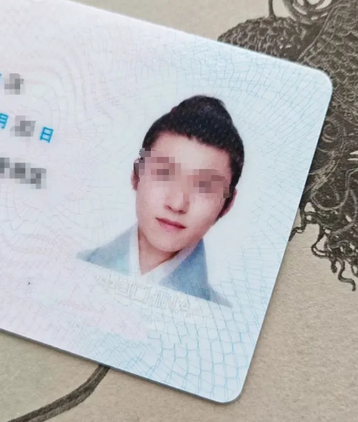 汉服身份证照走红！网友晒图引热议，民警提醒：不建议
