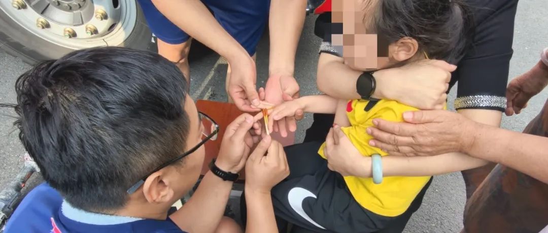 女童卡手尖叫，北京消防员淡定破拆施救