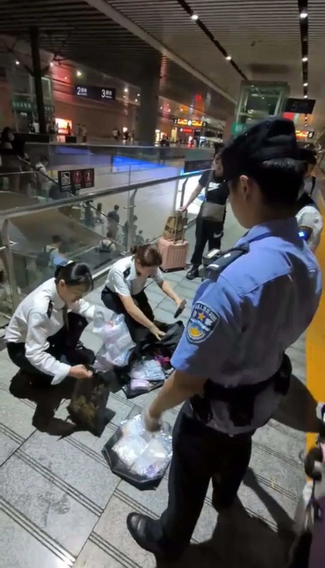 价值200万黄金和银饰遗落,失主懵了…… 价值200万黄金和银饰遗落,失主懵了……