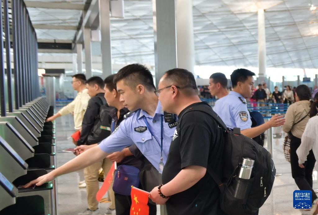 第二架接返自伊朗撤离中国公民临时航班抵达北京首都国际机场