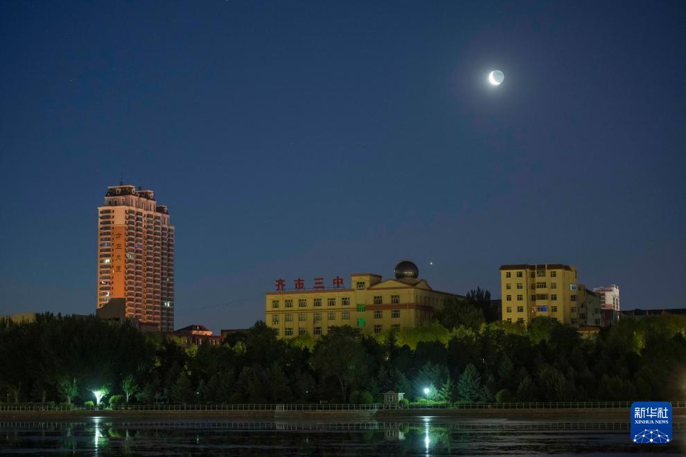 星空相册丨天宇凌晨上演金星伴月 星空相册丨天宇凌晨上演金星伴月