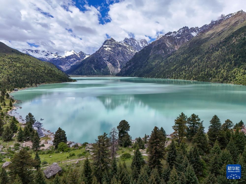 玉龙拉措：川藏公路上的秘境