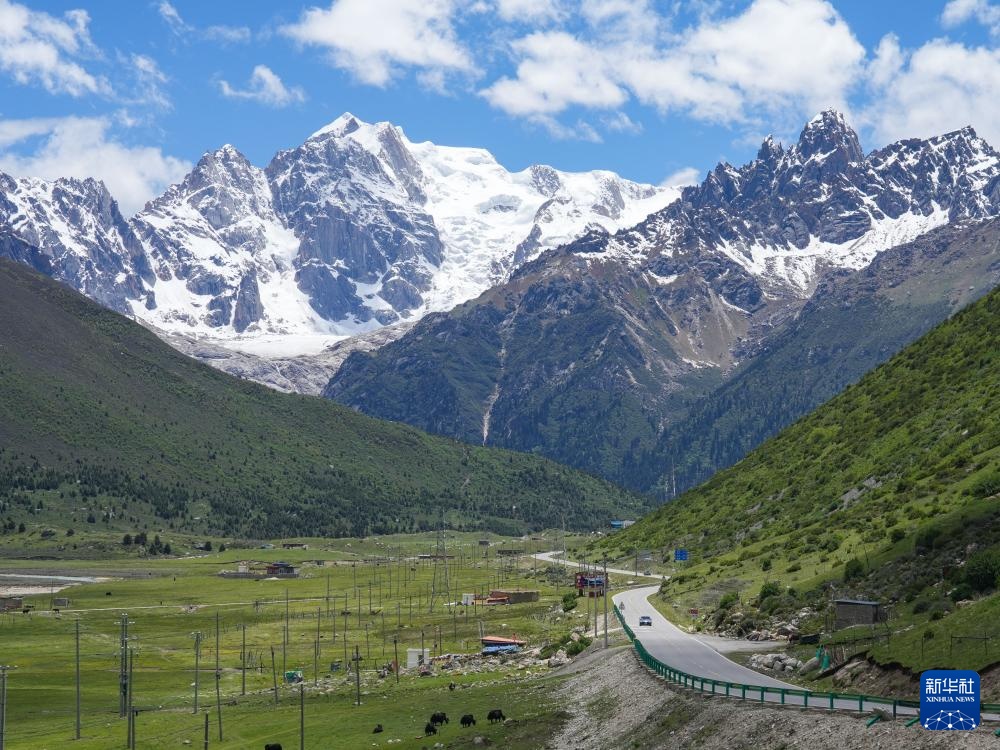 玉龙拉措：川藏公路上的秘境