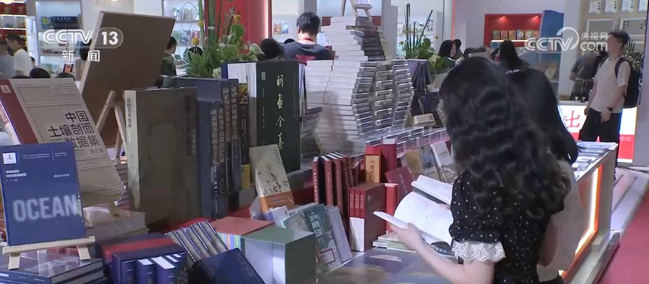 图博会亮点纷呈 “何以中国”等多部好书受青睐“走出去” 图博会亮点纷呈 “何以中国”等多部好书受青睐“走出去”