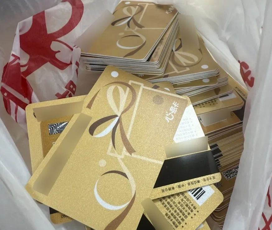 男子狂买200多张购物卡,超市员工赶紧报警! 男子狂买200多张购物卡,超市员工赶紧报警!