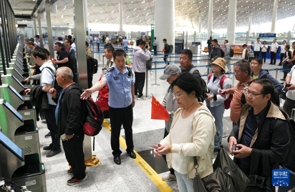 一批自伊朗撤离中国公民乘航班抵京