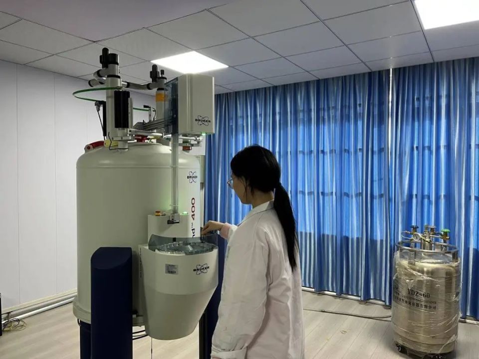 出生遭遗弃成孤儿,10岁又痛失养父,被邻居养大的她读博了! 出生遭遗弃成孤儿,10岁又痛失养父,被邻居养大的她读博了!