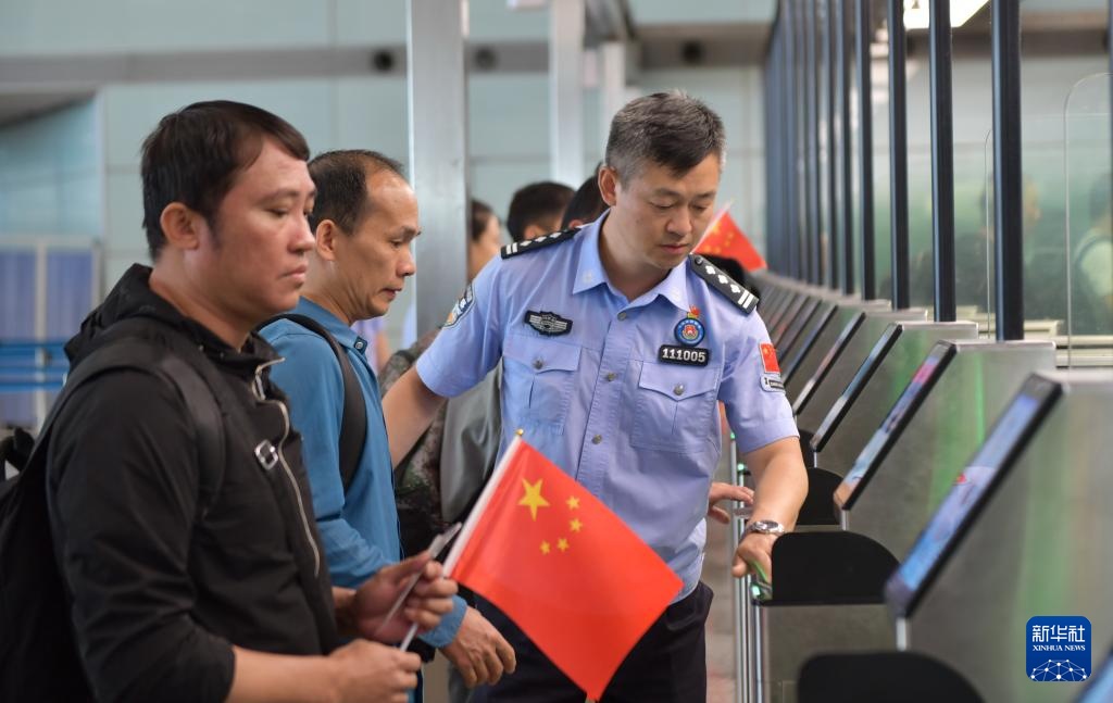 第二架接返自伊朗撤离中国公民临时航班抵达北京首都国际机场