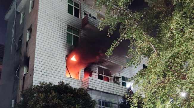 深夜大火烧家!母子3人趴窗呼救!9米拉梯架起生命通道 深夜大火烧家!母子3人趴窗呼救!9米拉梯架起生命通道