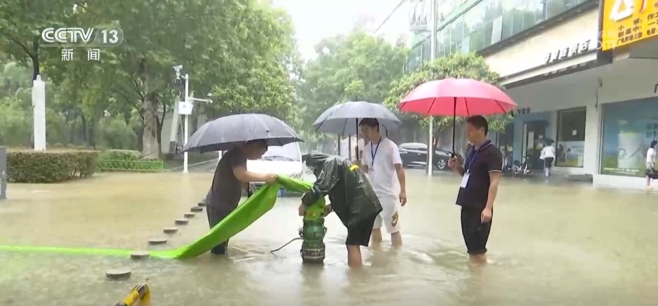 南方多地遭遇强降雨 多部门以“雨”为令全力应对保安全