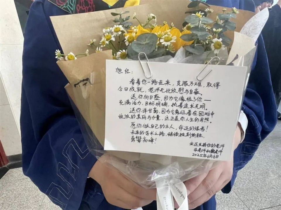 出生遭遗弃成孤儿,10岁又痛失养父,被邻居养大的她读博了! 出生遭遗弃成孤儿,10岁又痛失养父,被邻居养大的她读博了!