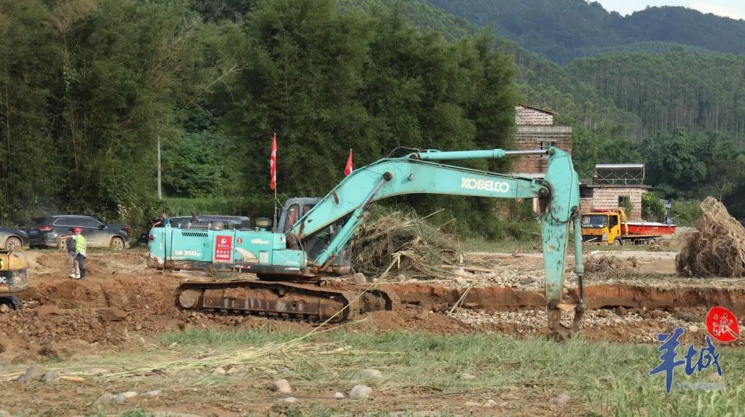 怀集蓝坑村被洪水突袭后72小时:村民守望相助,救援队挺进“孤村” 怀集蓝坑村被洪水突袭后72小时:村民守望相助,救援队挺进“孤村”
