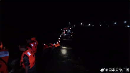 湖南澧水河一线堤防发生7处管涌险情 武警官兵紧急封堵中