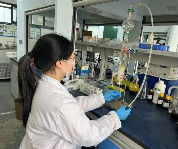 出生遭遗弃成孤儿,10岁又痛失养父,被邻居养大的她读博了! 出生遭遗弃成孤儿,10岁又痛失养父,被邻居养大的她读博了!