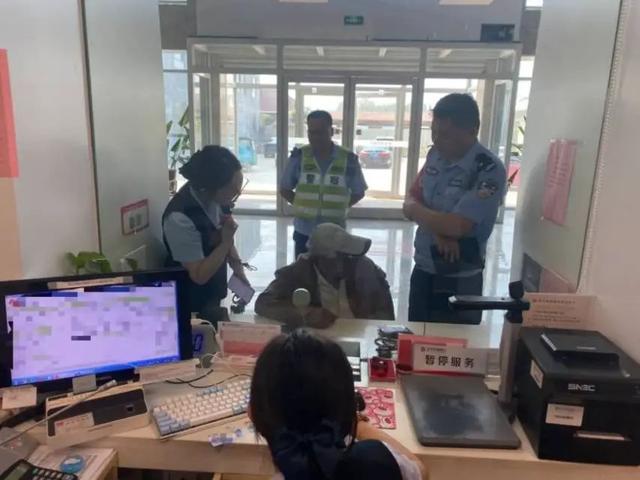 警银联手,保住20万!两位年轻的银行小姐姐立功了 警银联手,保住20万!两位年轻的银行小姐姐立功了