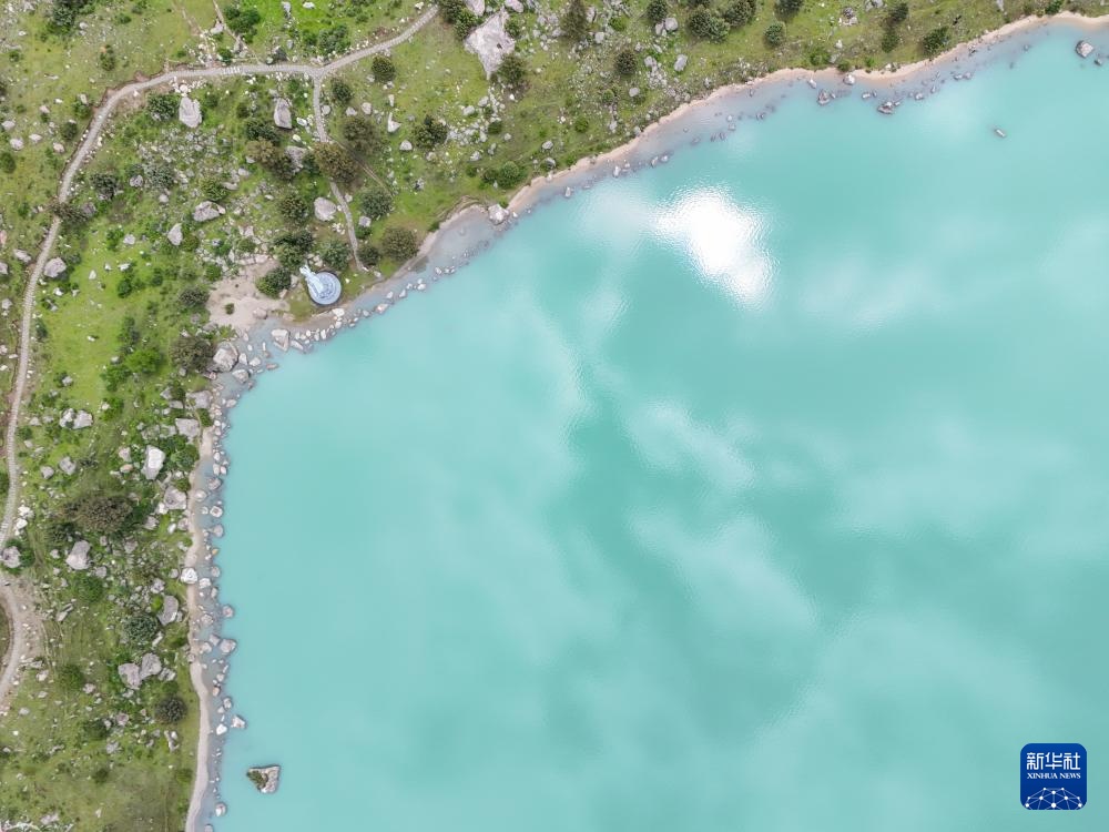 玉龙拉措：川藏公路上的秘境