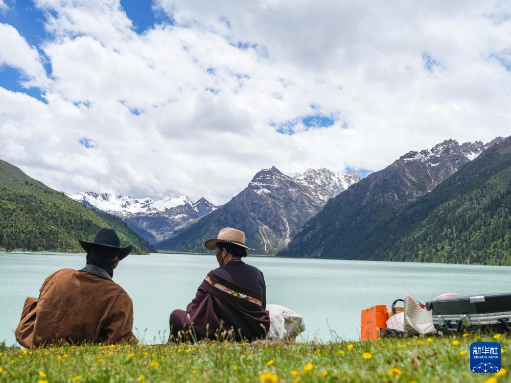 玉龙拉措：川藏公路上的秘境