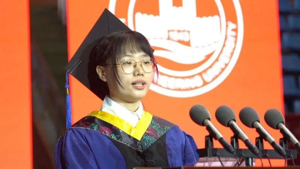 出生遭遗弃成孤儿,10岁又痛失养父,被邻居养大的她读博了! 出生遭遗弃成孤儿,10岁又痛失养父,被邻居养大的她读博了!