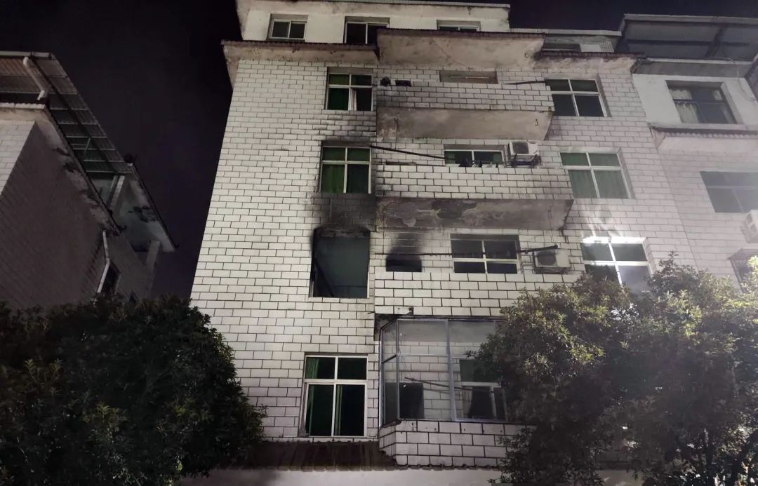 深夜大火烧家!母子3人趴窗呼救!9米拉梯架起生命通道 深夜大火烧家!母子3人趴窗呼救!9米拉梯架起生命通道