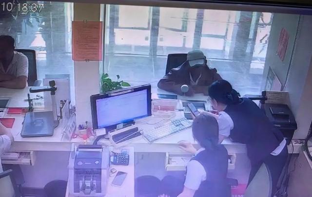 警银联手,保住20万!两位年轻的银行小姐姐立功了 警银联手,保住20万!两位年轻的银行小姐姐立功了