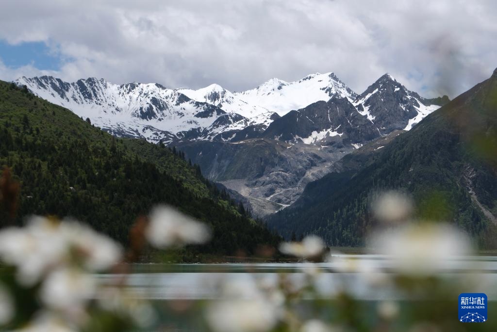 玉龙拉措：川藏公路上的秘境