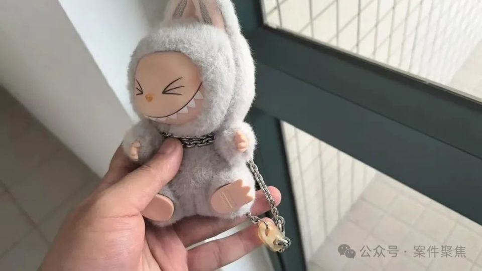 戴2万元爱马仕项链的Labubu丢了！上海市民求助民警“找娃娃”