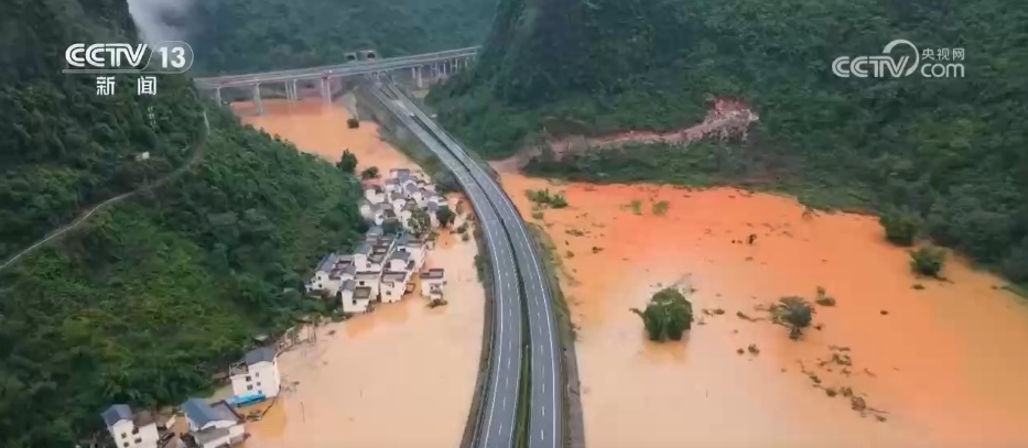 南方多地遭遇强降雨 多部门以“雨”为令全力应对保安全