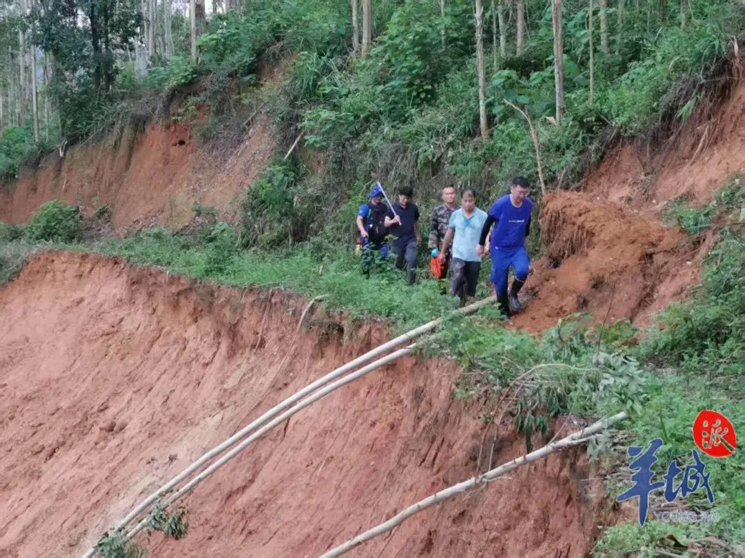 怀集蓝坑村被洪水突袭后72小时:村民守望相助,救援队挺进“孤村” 怀集蓝坑村被洪水突袭后72小时:村民守望相助,救援队挺进“孤村”