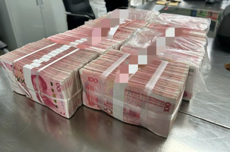 深圳罗湖海关查获出境旅客携带未向海关申报人民币75万元