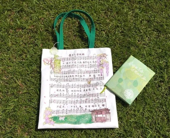 又到毕业季,各大高校的纪念品太拼了!网友:实名羡慕 又到毕业季,各大高校的纪念品太拼了!网友:实名羡慕