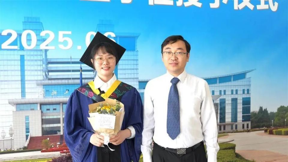 出生遭遗弃成孤儿,10岁又痛失养父,被邻居养大的她读博了! 出生遭遗弃成孤儿,10岁又痛失养父,被邻居养大的她读博了!