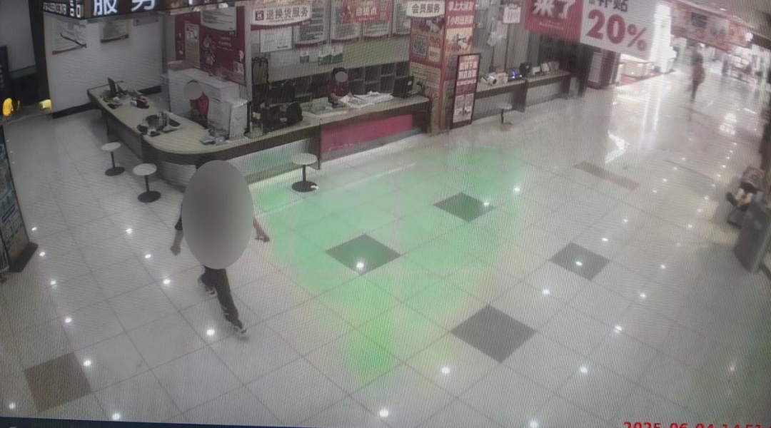 男子狂买200多张购物卡,超市员工赶紧报警! 男子狂买200多张购物卡,超市员工赶紧报警!