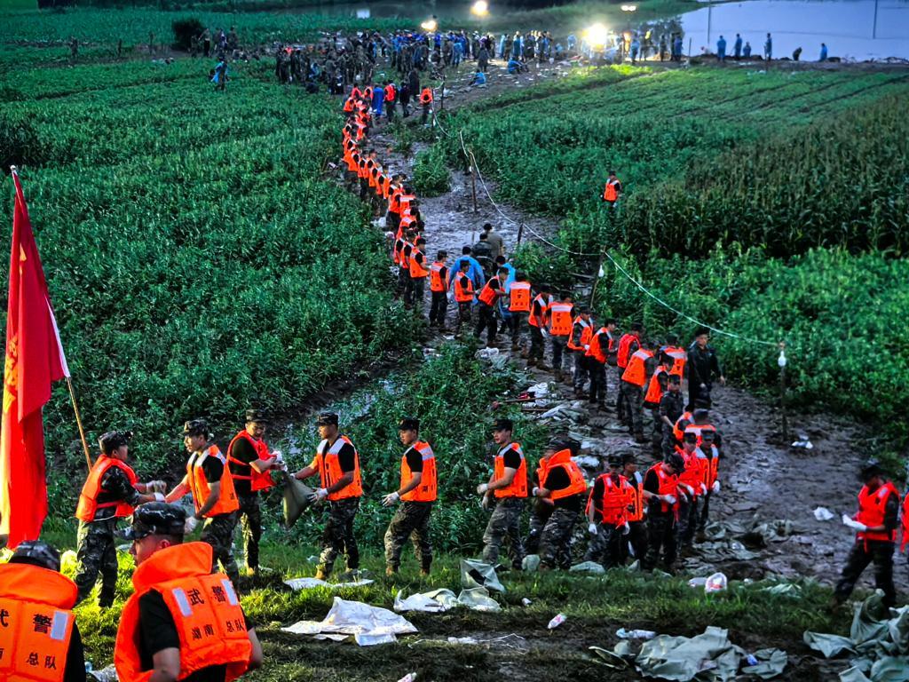 湖南紧急处置澧水大堤一处管涌群 湖南紧急处置澧水大堤一处管涌群