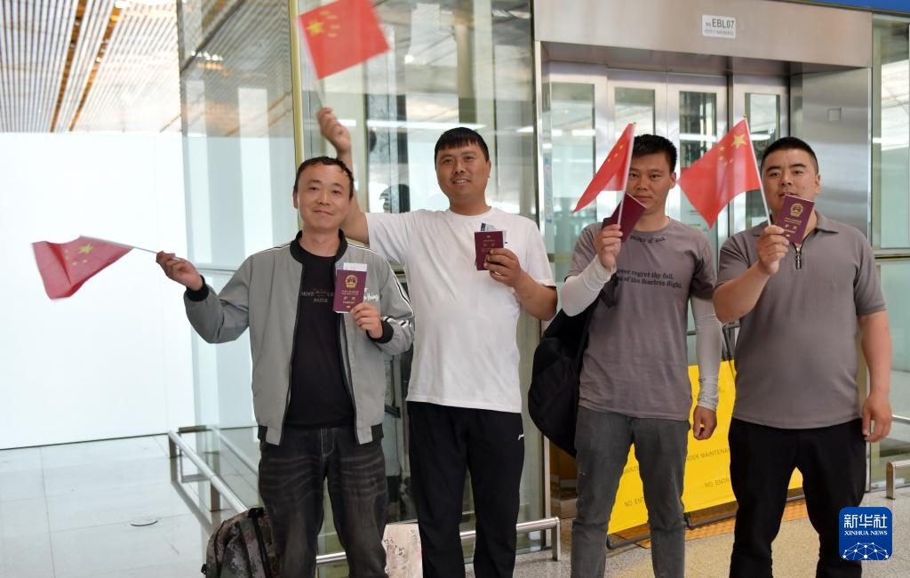 第二架接返自伊朗撤离中国公民临时航班抵达北京首都国际机场