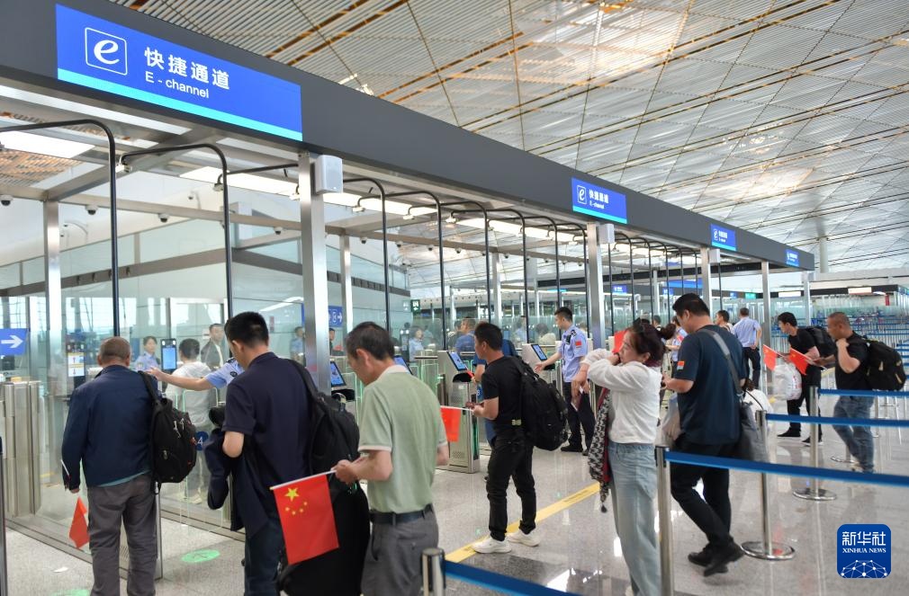 第二架接返自伊朗撤离中国公民临时航班抵达北京首都国际机场