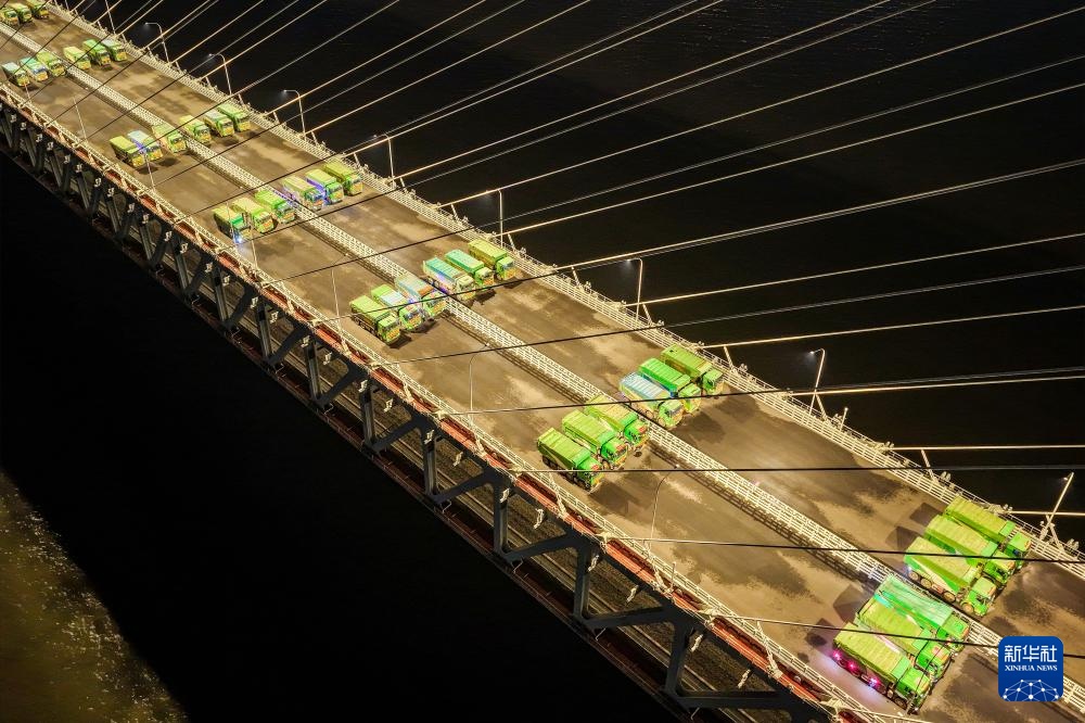 常泰长江大桥进行4400吨荷载试验 常泰长江大桥进行4400吨荷载试验