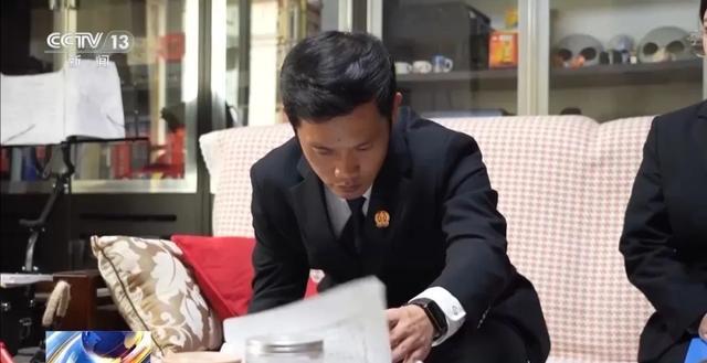 邻居将地下室改成大鱼池后,男子被锦鲤“整疯” 邻居将地下室改成大鱼池后,男子被锦鲤“整疯”