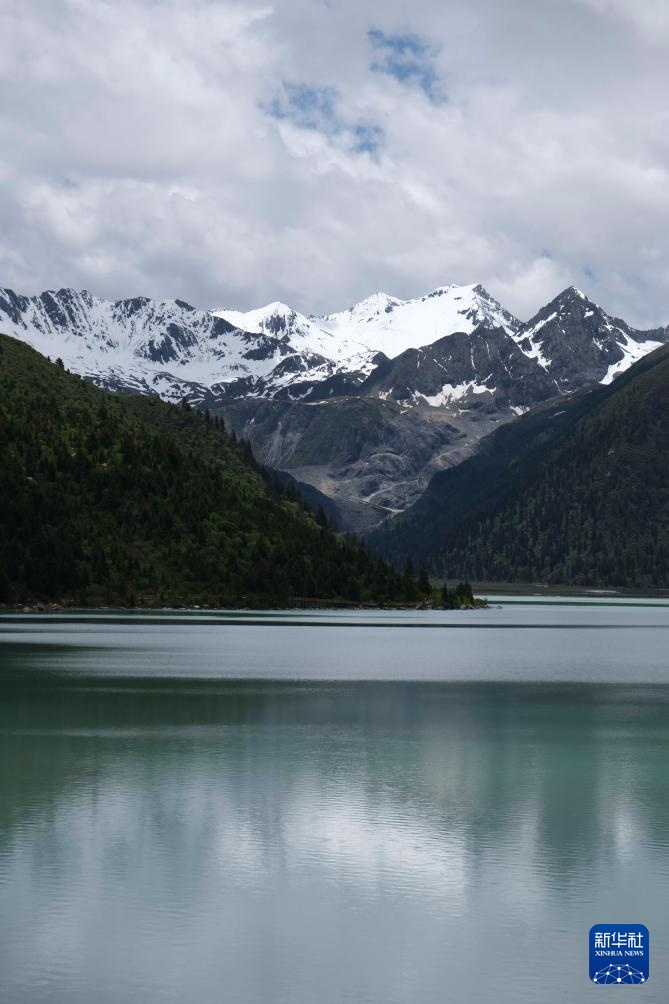 玉龙拉措：川藏公路上的秘境